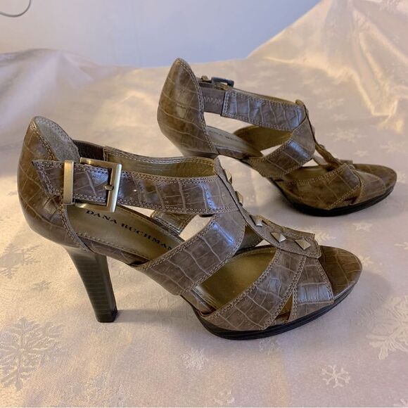 Dana Buchman Pumps ‘Windom’ Taupe Vegan Leather Peep Toe 4 “ Heels Sz 8 NWOT - Picture 2 of 7